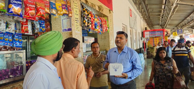 वाणिज्य प्रबंधक ने रायपुर एवं दुर्ग स्टेशन पर औचक निरीक्षण कर अनाधिकृत वेंडरो की जांच, 04 अनाधिकृत वेंडर पकडे गये, 03 पर लगा जुर्माना