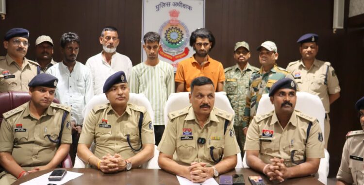 SP धर्मेंद्र सिंह ने अंतरराज्यीय वाहन चोर गिरोह का किया पर्दाफाश: चार आरोपी गिरफ्तार, चोरी की हाईवा, दो बाइक, एक कार एवं चार मोबाइल जप्त