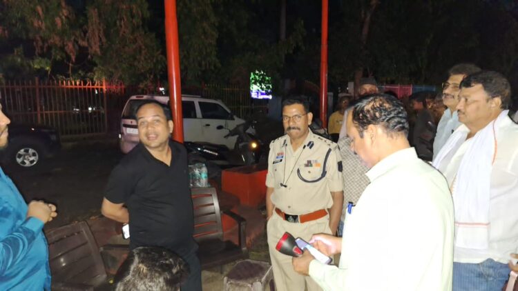 कलेक्टर-एसएसपी ने देर रात तक आंधी-तूफान प्रभावित क्षेत्रों का किया दौरा, सड़कों पर टूटकर गिरे पेड़ों की डाली और तारो कों हटावाया