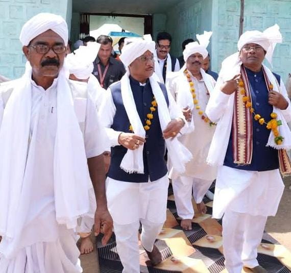 मुख्यमंत्री विष्णुदेव साय और सांसद फग्गन सिंह कुलस्ते ने गोंडवाना ध्वजारोहण किया