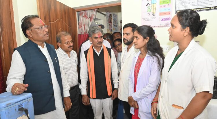 मुख्यमंत्री विष्णुदेव साय ने आयुष्मान आरोग्य मंदिर का किया औचक निरीक्षण, मरीजों से मिलकर स्वास्थ्य सेवाओं की गुणवत्ता का लिया जायजा