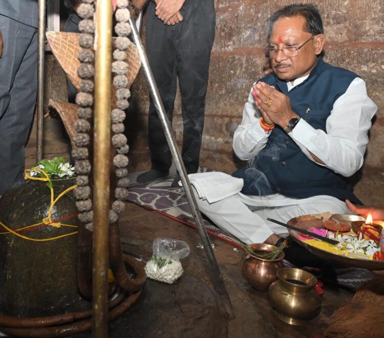 मुख्यमंत्री ने तेरहवीं शताब्दी के प्राचीन शिव व हनुमान मंदिर के किए दर्शन, प्रदेशवासियों की सुख-समृद्धि की कामना की