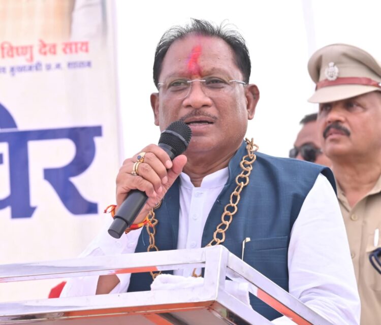 दलदली के जंगलों में गूंजा विकास का स्वर: मुख्यमंत्री विष्णुदेव साय के दौरे से वनांचल में पेयजल, आवास और जनकल्याण योजनाओं की पहुँची सौगात