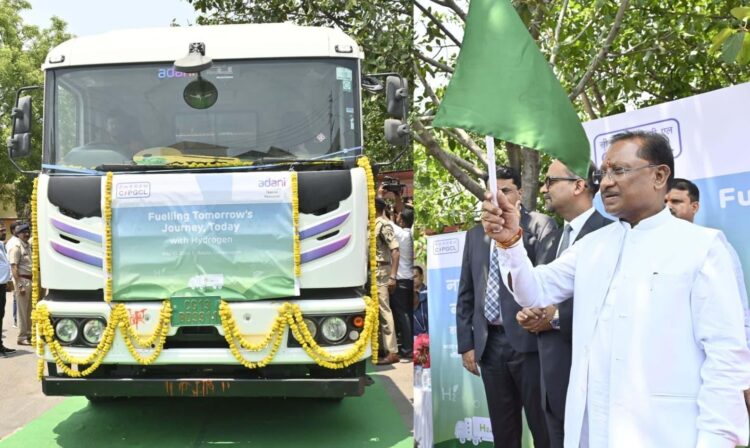 मुख्यमंत्री विष्णु देव साय ने हाइड्रोजन फ्यूल ट्रक को दिखाई हरी झंडी, चालक को सौंपी ट्रक की चाबी
