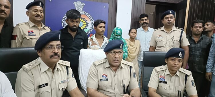 ASP सुखनंदन राठौर ने चैन स्नेचिंग के 7 और बाइक चोरी के दो मामलों का किया खुलासा, लाखों रुपए के सामन के साथ 3 आरोपी गिरफ्तार