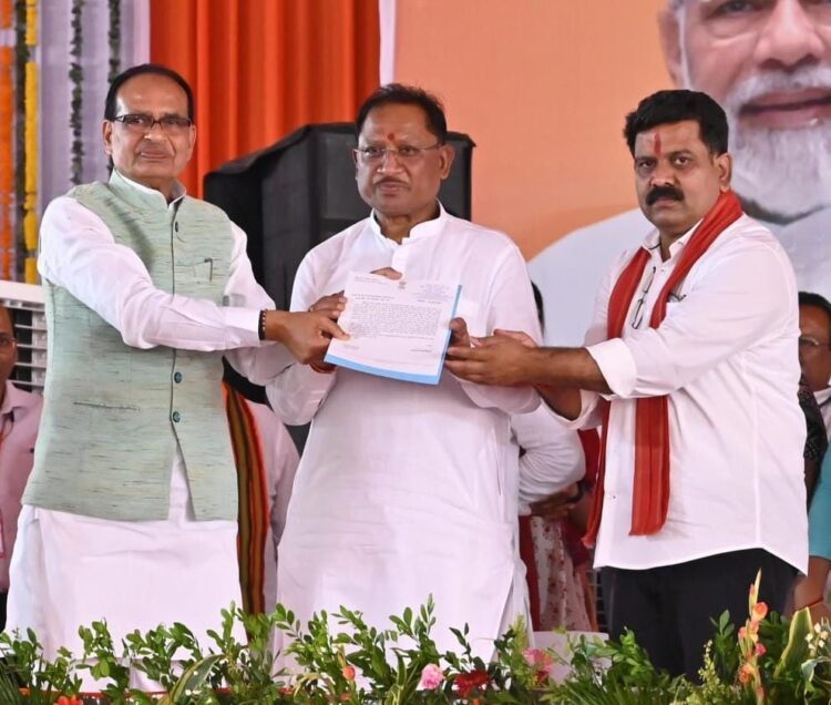 केन्द्रीय मंत्री ने मुख्यमंत्री को सौंपा 3 लाख 700 पीएम आवासों का स्वीकृति पत्र, कहा- अब कोई गरीब कच्चे मकान में नहीं रहेगा, सबके बनेंगे पक्के मकान
