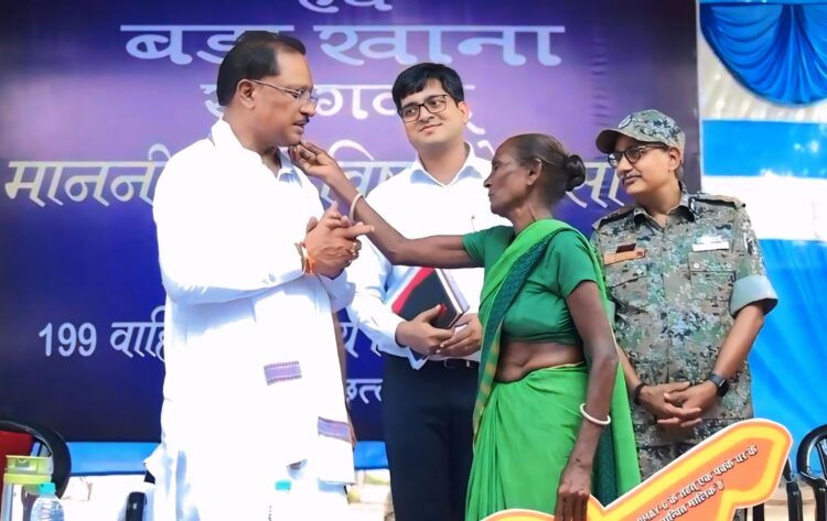 मुख्यमंत्री विष्णुदेव साय को माँ ने दिया अपना आशीर्वाद- स्नेह से छुआ गाल, हृदय से कहा धन्यवाद