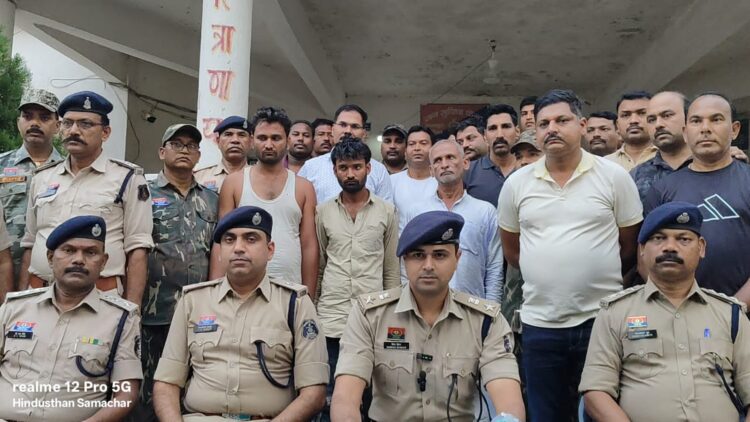 पुलिस आरक्षक के हत्या में शामिल मास्टर माइंड सहित 8 आरोपी गिरफ्तार: सभी आरोपी एक ही परिवार और आपस में रिश्तेदार, अवैध रेत परिवहन का करते है कार्य
