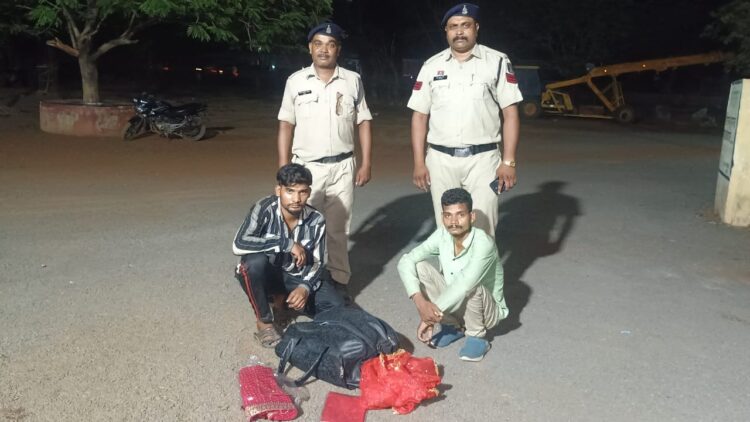 शिक्षिका का अपरहण कर जबरदस्ती शादी करने के लिए दबाव बनाने और उस पर पेट्रोल डालने वाले दो आरोपी गिरफ्तार, मुख्य आरोपी फरार