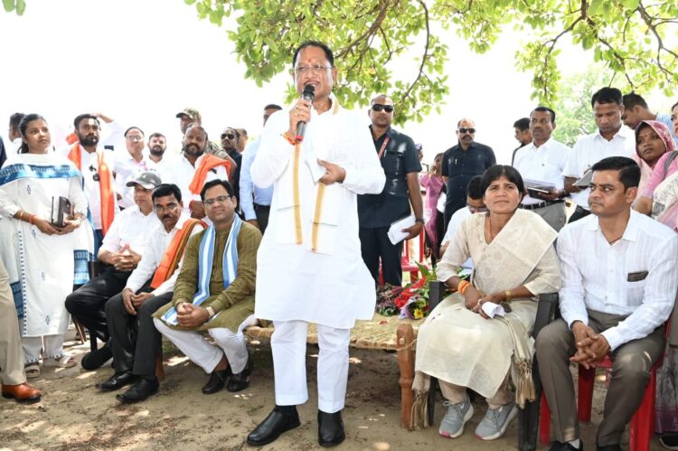 महुआ पेड़ की छांव में सुशासन की चौपाल: चुकतीपानी में मुख्यमंत्री का अचानक दौरा, बैगा समुदाय ने किया आत्मीय स्वागत