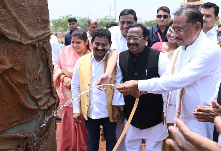 मुख्यमंत्री विष्णु देव साय अचानक पहुंचे अछोटी, निर्माणाधीन महतारी सदन का लिया जायजा, पाइप लेकर स्वयं की तराई