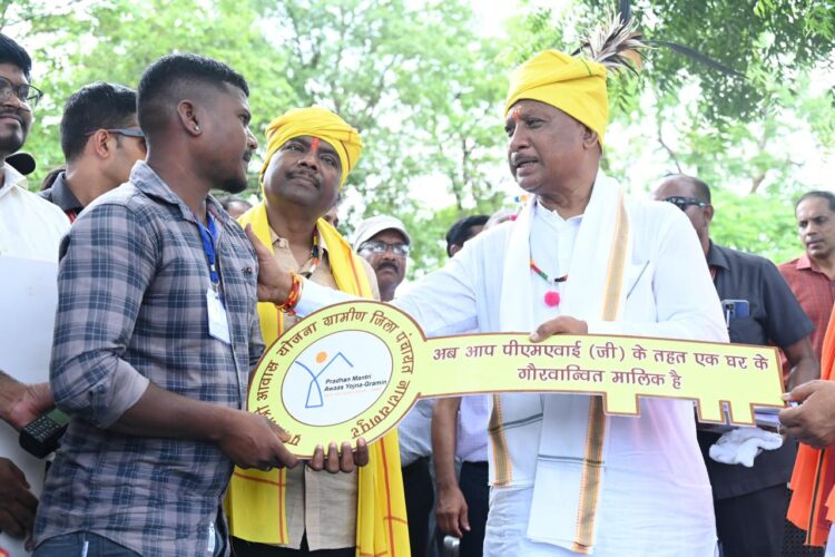 मुख्यमंत्री विष्णु देव साय ने बासिंग में लगाई चौपाल, सौगातों की बारिश से ग्रामीणों के चेहरे खिले