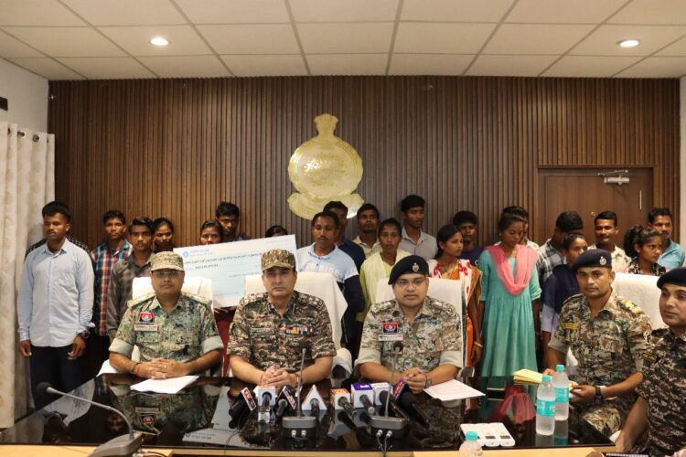 87.50 लाख रूपये के 20 ईनामी माओवादी सहित कुल 24 माओवादियों का पुलिस के समक्ष किया आत्मसमर्पण