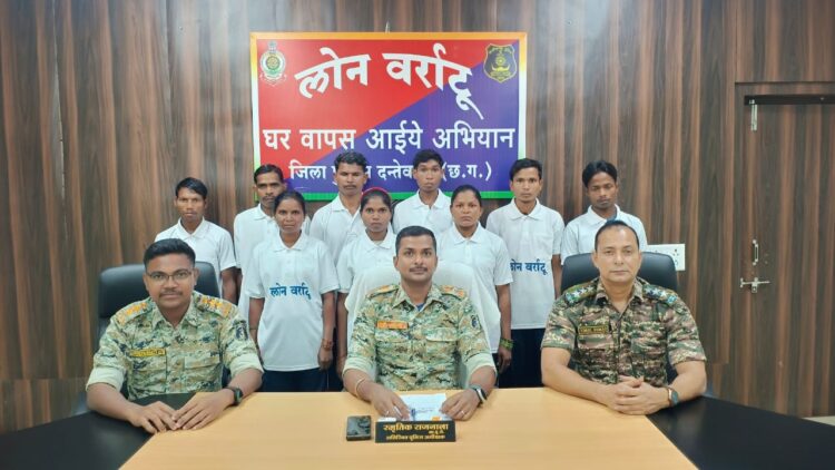 लोन वर्राटू अभियान से प्रभावित होकर 04 ईनामी सहित 09 माओवादियों ने किया आत्मसमर्पण