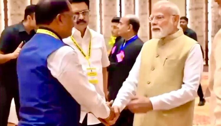 नीति आयोग की बैठक में दिखी आत्मीयता: जब प्रधानमंत्री नरेंद्र मोदी ने मुख्यमंत्री विष्णुदेव साय का थामा हाथ और कहा– छत्तीसगढ़ की बात अभी बाकी है