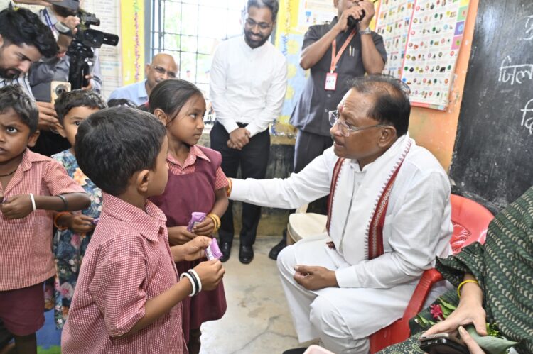 मुख्यमंत्री अचानक पहुंचे मांदरी गांव के आँगनबाड़ी केंद्र: बच्चों से आत्मीयता से मिले, आंगनबाड़ी की व्यवस्थाओं का लिया जायजा