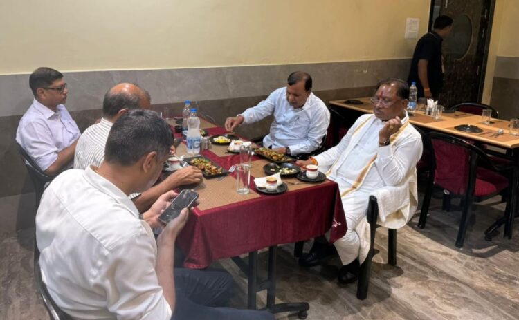 मुख्यमंत्री विष्णुदेव साय ने ढाबा में किया भोजन, स्थानीय लोगों से की आत्मीय बातचीत