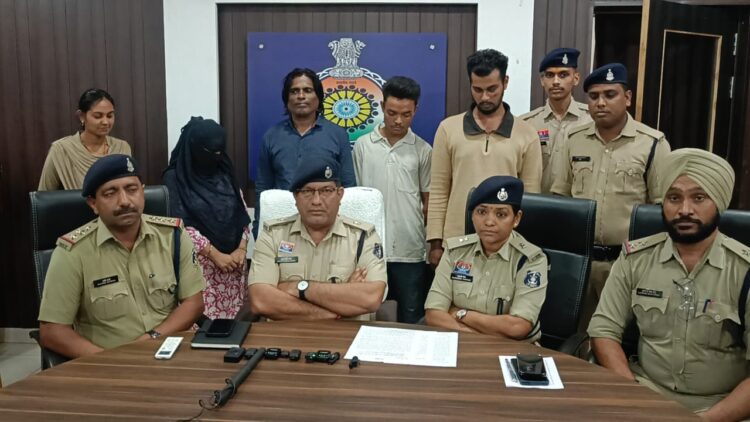 नशीली टैबलेट के साथ महिला सहित चार आरोपी गिरफ्तार: 319 नग नशीली टैबलेट, नगदी, मोबाइल और स्कूटी जप्त