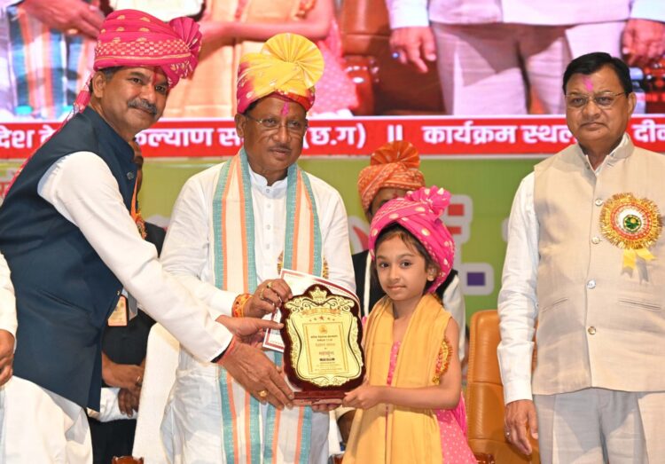 मुख्यमंत्री ने देवांगन समाज के महाकुंभ में समाज के लोगों को विकसित छत्तीसगढ़ के निर्माण में सहभागिता की अपील की