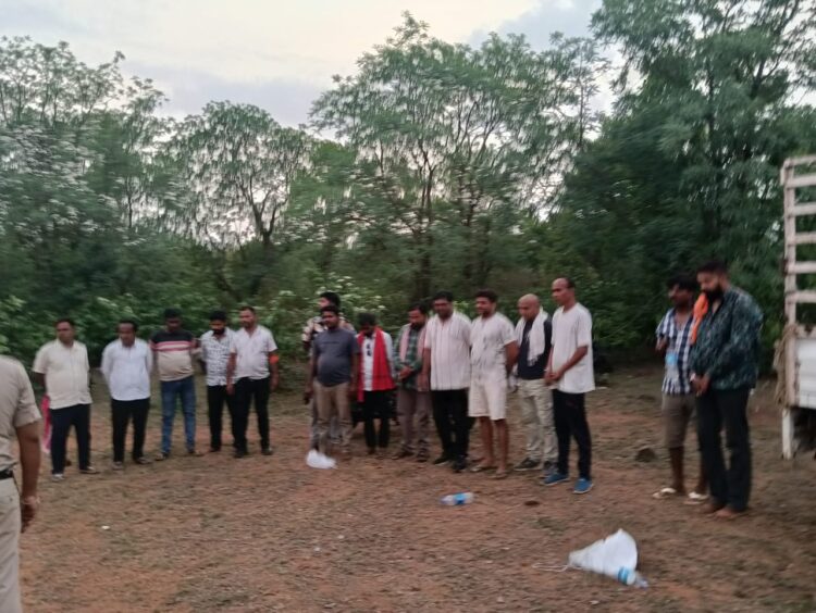 जंगल में जुआ खेल रहे 15 जुआड़ी चढ़े पुलिस के हत्थे: 47 हजार ₹ से अधिक की नगदी, 10 मोबाइल और 17 मोटर सायकल जप्त