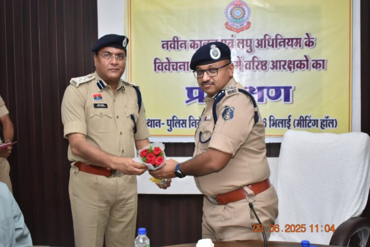 नवीन कानून एवं लघु अधिनियम की विवेचना के संबंध में वरिष्ठ आरक्षकों का दिया गया प्रशिक्षण