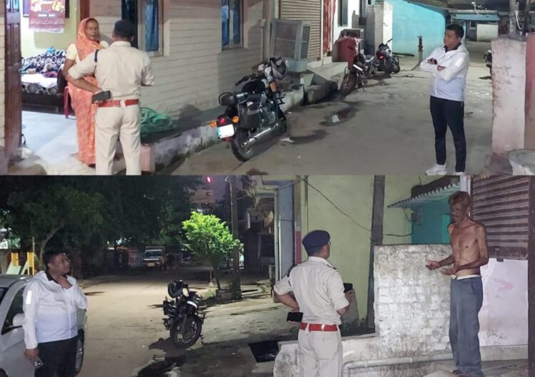 जिन गुंडा-बदमाशों को थाना प्रभारी बता रहे है फरार, उन बदमाशों के घर देर रात स्वयं पहुंचकर एसएसपी ने ली जानकारी