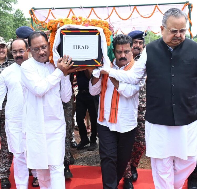 मुख्यमंत्री ने शहीद एएसपी आकाश राव गिरपुंजे को दी श्रद्धांजलि, पार्थिव शरीर को कंधा देकर दी अंतिम विदाई