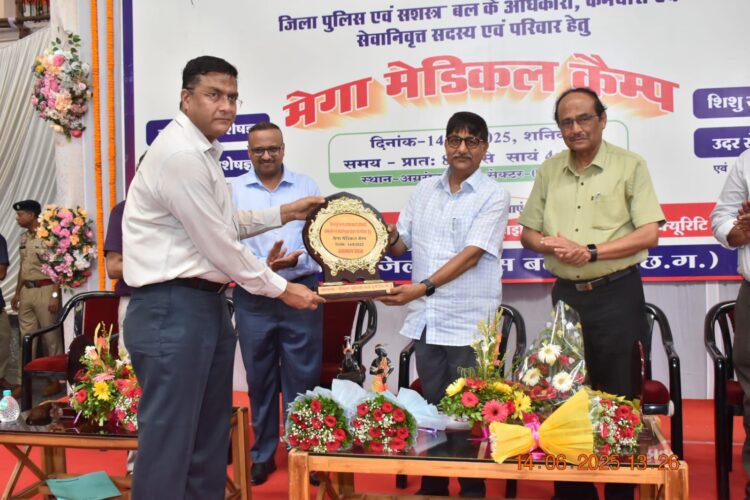 दुर्ग पुलिस के मेगा मेडिकल कैंप में 1257 पुलिसकर्मी और उनके परिजनों को मिला लाभ, बतौर मुख्य अतिथि शामिल हुए डीजीपी