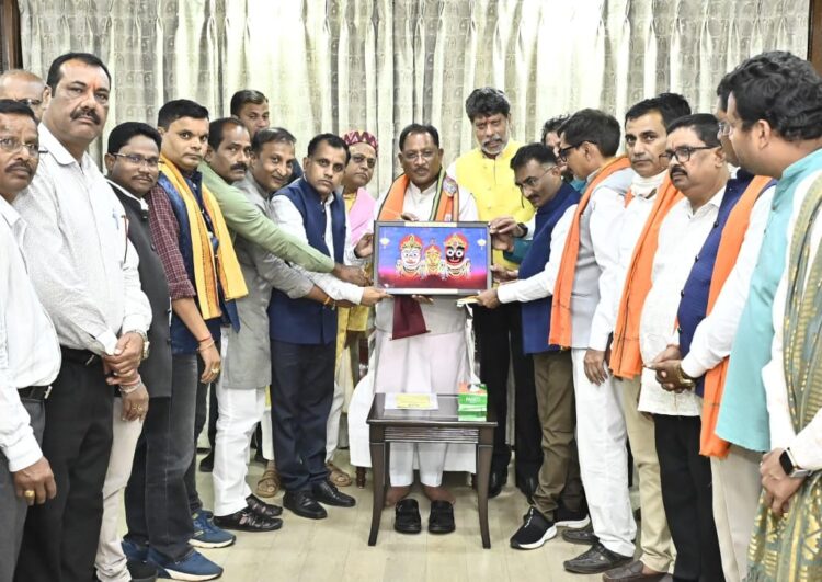 मुख्यमंत्री विष्णु देव साय को बस्तर के ऐतिहासिक ‘गोंचा महापर्व’ का आमंत्रण, ‘तुपकी’ भेंट कर किया गया सम्मान