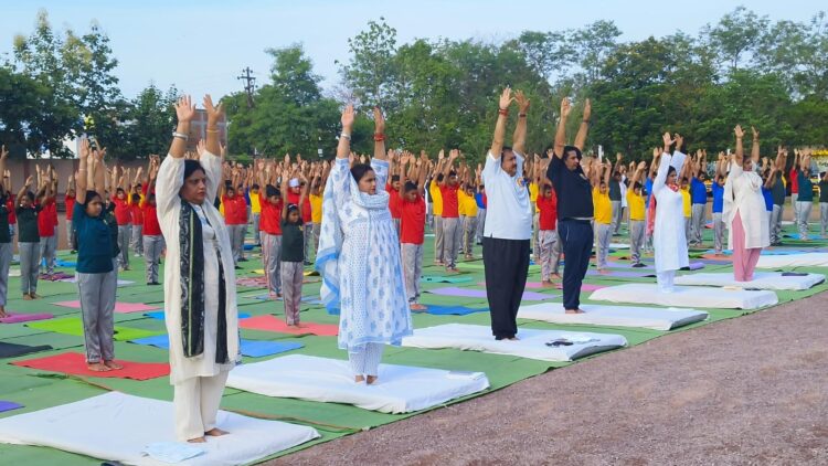 शारदा विद्यालय में अंतर्राष्ट्रीय योग दिवस का हुआ आयोजन