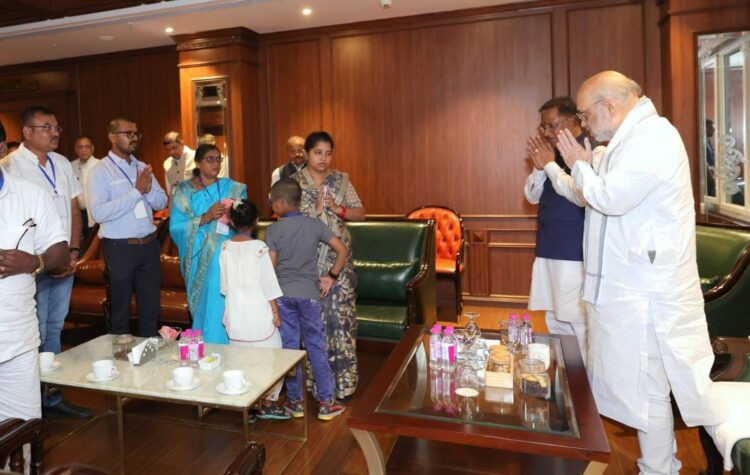 शहीद एएसपी आकाश राव गिरपुंजे के परिजनों से गृहमंत्री अमित शाह ने की मुलाकात
