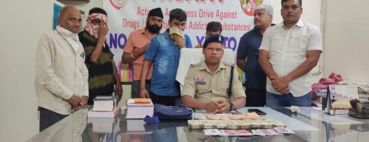 होटल टाईम स्क्वेयर में पुलिस की रेड कार्यवाही: जुआ खेलते 6 जुआड़ी गिरफ्तार, नगदी 5.16 लाख रुपए जप्त