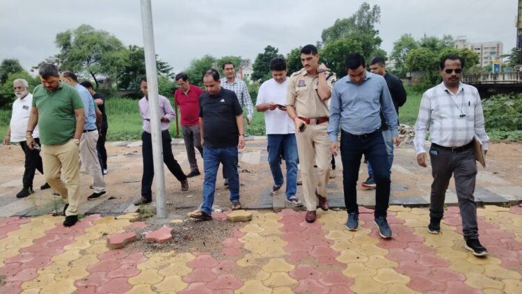 कलेक्टर एवं एसएसपी ने शहर के विभिन्न प्रमुख क्षेत्रों का दौरा कर संभावित विकास स्थलों का निरीक्षण किया