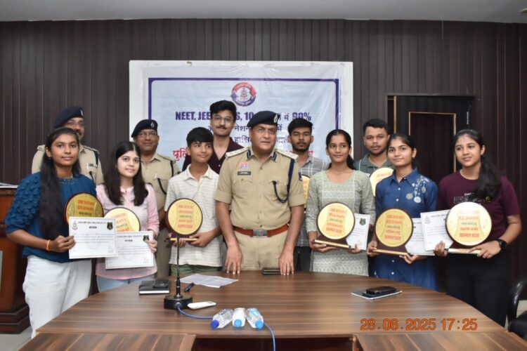 एसएसपी विजय अग्रवाल ने पुलिसकर्मियों के मेधावी बच्चों का किया सम्मान