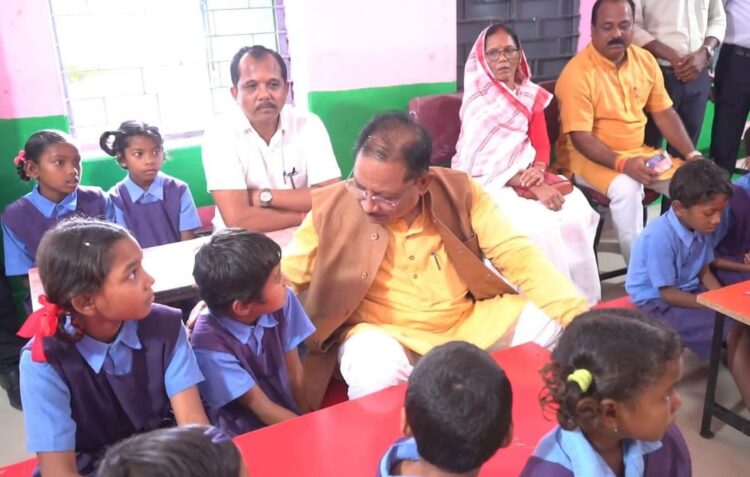 मुख्यमंत्री विष्णु देव साय नन्हें बच्चों के बीच बैठकर स्मार्ट क्लास-रूम से हुए रू-ब-रू, कहा- मोबाइल ज्यादा नहीं देखना