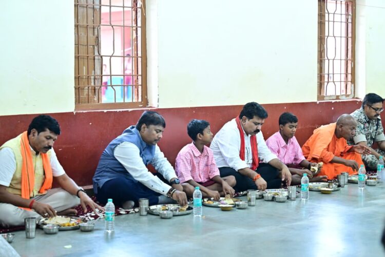 अबूझमाड़ के अतिसंवेदनशील क्षेत्र इरकभट्टी पहुँचे उपमुख्यमंत्री और वनमंत्री, बच्चों के साथ बैठकर किया दोपहर का भोजन