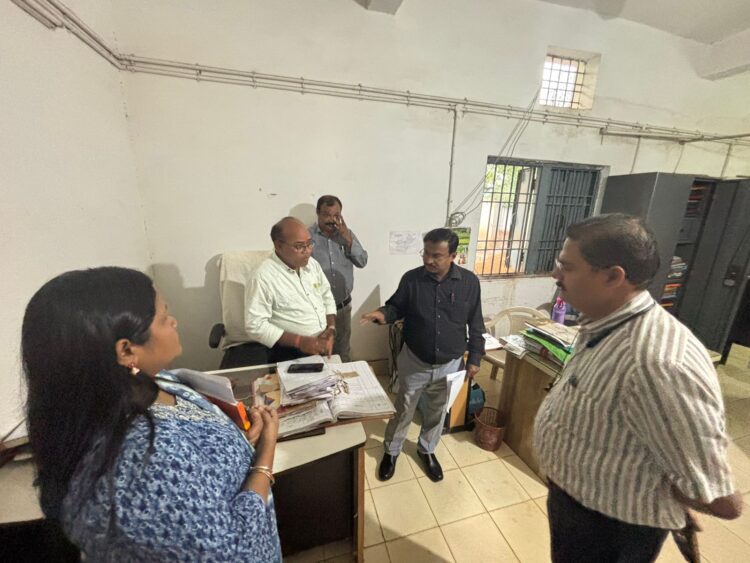 संभागायुक्त ने जनपद के 6 कर्मचारियों, नगर पालिका के लेखापाल, उप स्वास्थ्य केन्द्र प्रभारी और सीएमओ को दिया नोटिस