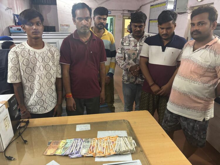 कॉम्प्लेक्स में जुआ खेलते 06 जुआड़ी चढ़े पुलिस के हत्थे, नगदी 43400 रुपया जप्त