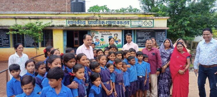 कलेक्टर डॉ. गौरव सिंह ने आरंग में किया सघन निरीक्षण: आंगनबाड़ी, स्कूल और धान संग्रहण केंद्रों का लिया जायजा