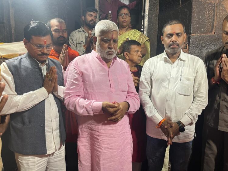 पूर्व विस अध्यक्ष प्रेम प्रकाश पाण्डेय पहुंचे देवबलौदा, भोले बाबा का किया दुग्ध और जल अभिषेक