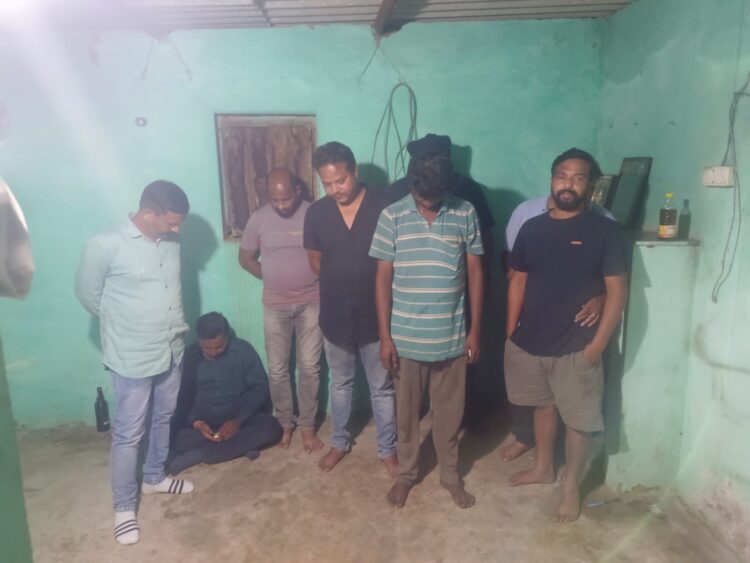जुआ खेलते 8 जुआड़ी चढ़े पुलिस के हत्थे, नगद 1 लाख रुपए से अधिक और कार-मोटर सायकल जप्त