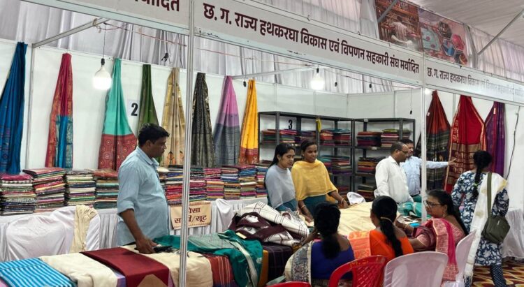 बीटीआई ग्राउण्ड शंकर नगर में लगी ग्रामोद्योग प्रदर्शनी को मिल रहा शानदार प्रतिसाद, 31 अगस्त तक चलेगी प्रदर्शनी
