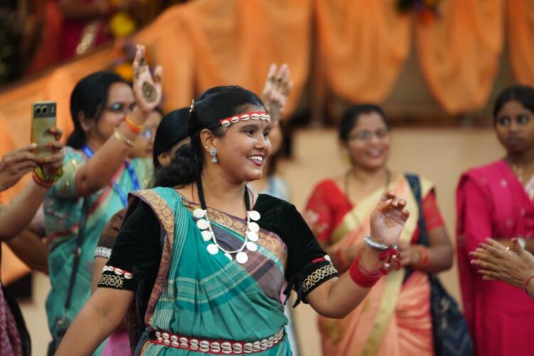 छत्तीसगढ़ रजत महोत्सव: महिला सम्मेलन एवं तीजा-पोरा महोत्सव का भव्य आयोजन, ऑडिटोरियम में रही तीजा-पोरा की धूम