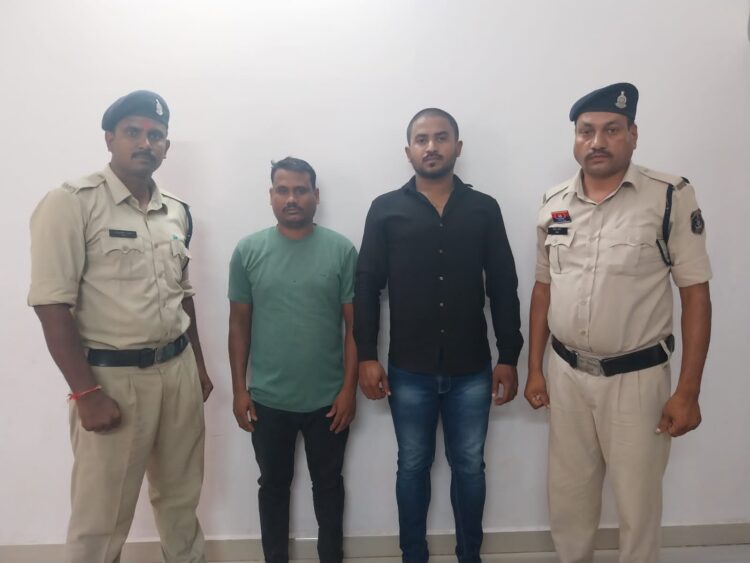 होटल ईशा में देह व्यापार कराने वाला मैनेजर और एक ग्राहक गिरफ्तार, आपत्तिजनक सामान और मोबाइल जप्त