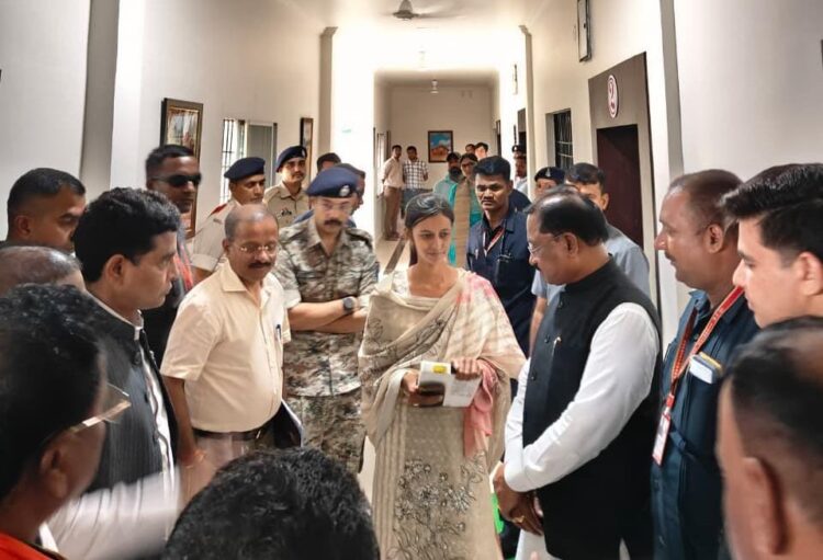बाढ़ में बही पुस्तकें, टेबलेट भी हुआ खराब, पर नहीं रुकेगी पूनम की प्रतियोगी परीक्षा की तैयारी, मिली पुस्तकें और नया टेबलेट