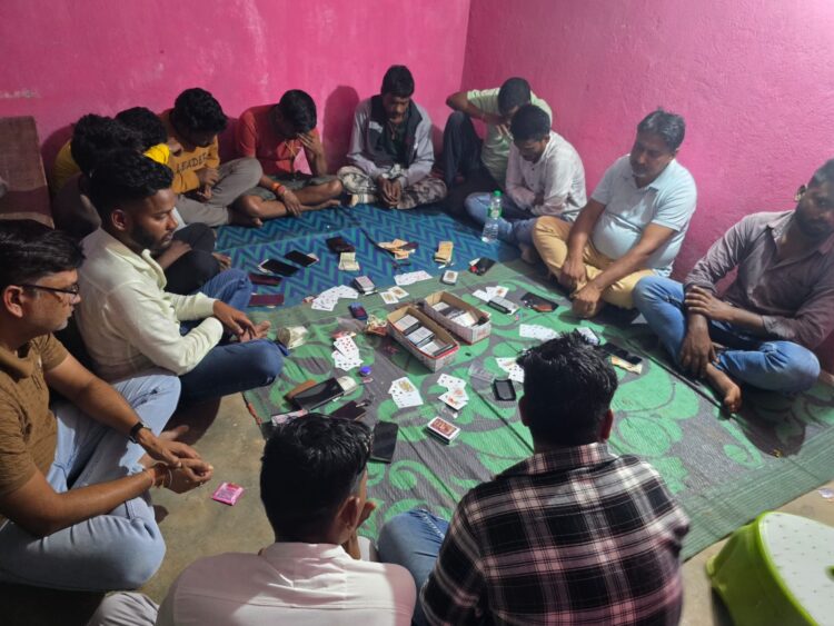 कोतवाली थाना क्षेत्र में जुआ खेलते 14 जुआड़ी चढ़े पुलिस के हत्थे, नगद 54250 रु बरामद
