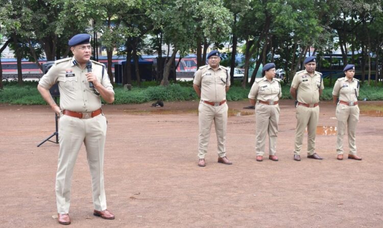 ईद मिलादुन्नबी पर्व के अवसर पर दुर्ग पुलिस की तगड़ी सुरक्षा व्यवस्था, एसएसपी ने जवानों को ब्रिफिंग कर ड्यूटी रवाना किया