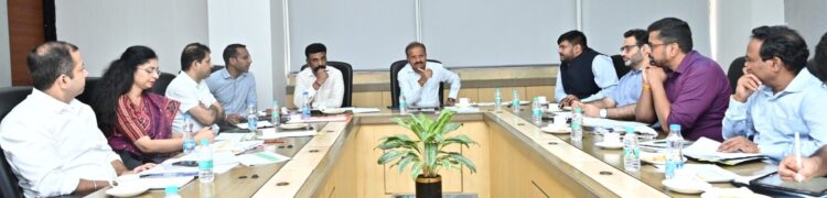 मुख्यमंत्री के प्रमुख सचिव ने नक्सल प्रभावित जिलों में विकास कार्यों की समीक्षा की, गांव-गांव तक योजनाओं की पहुँच सुनिश्चित करने के निर्देश
