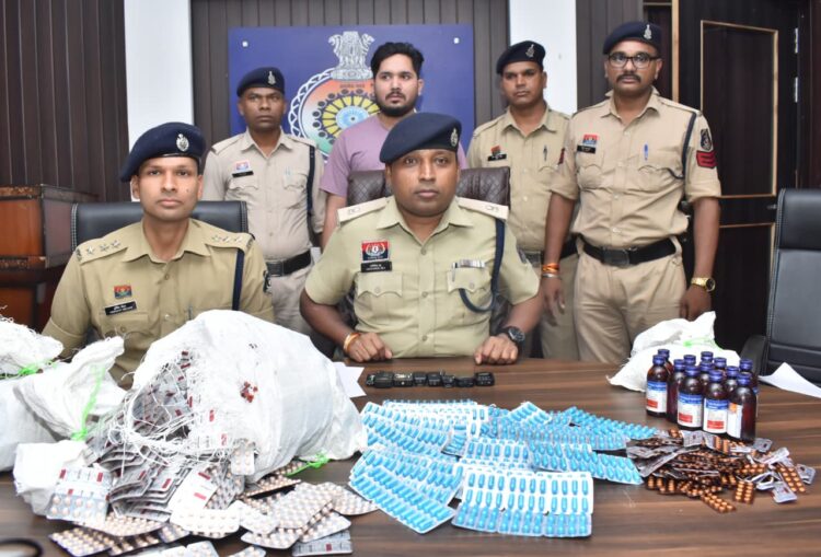 नशीली दवाओं के साथ आदतन आरोपी गिरफ्तार: भारी मात्रा में नशीली दवा, सिरप और कैप्सूल बरामद