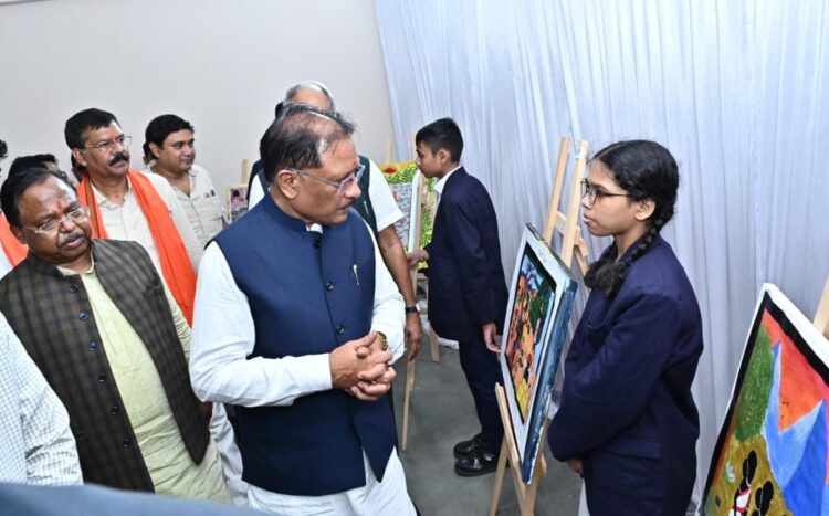 मुख्यमंत्री विष्णुदेव साय ने किया श्रम विभाग द्वारा आयोजित प्रदर्शनी का अवलोकन